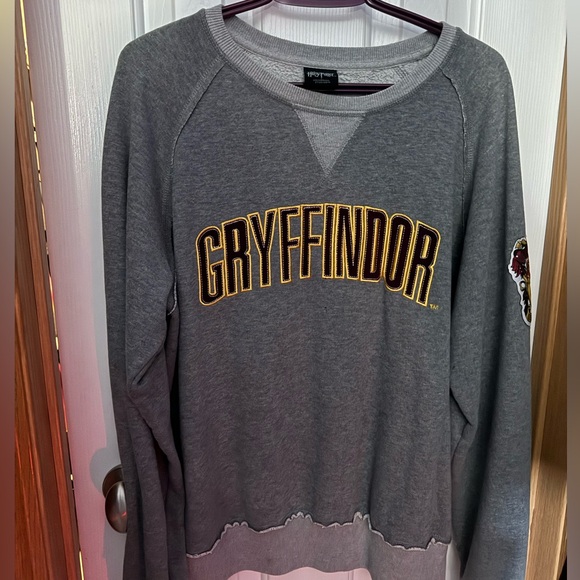Gryffindor sweater from Universal Studios - Picture 1 of 3